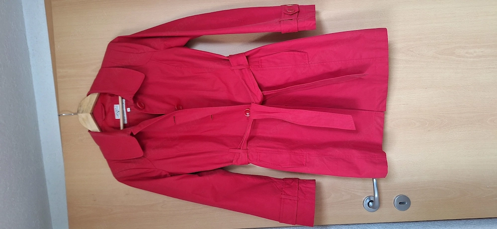Roter Trenchcoat 