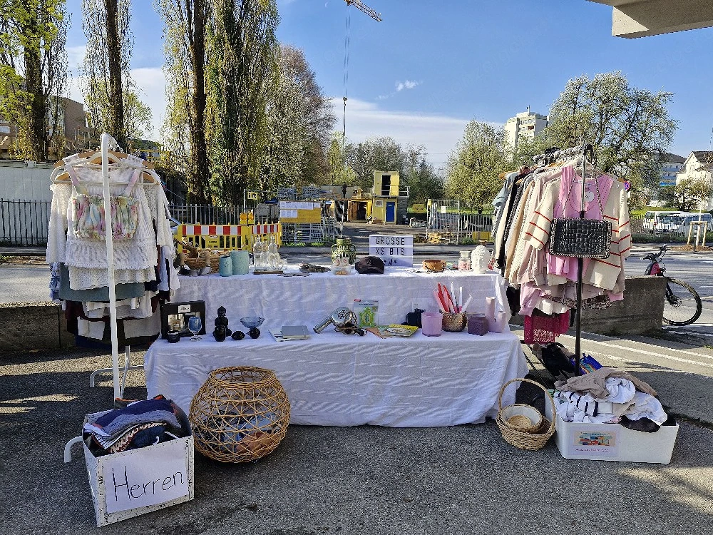 Damenkleidung und Deko