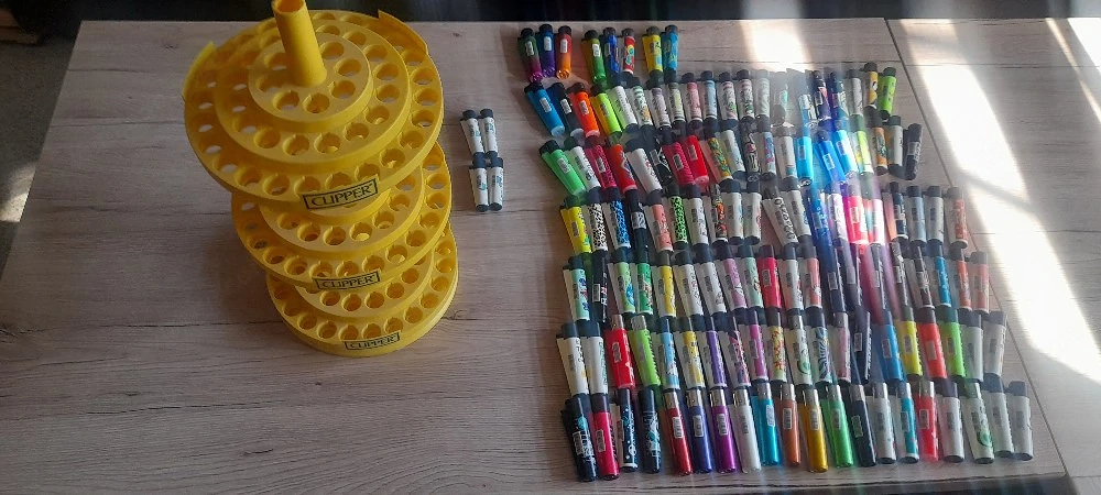 Unbenutzte Clipper Feuerzeuge mit Ständer 