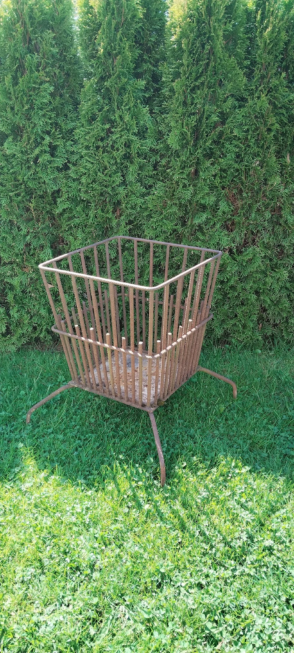 Handgemachte Feuerkorb aus Eisenstäben 