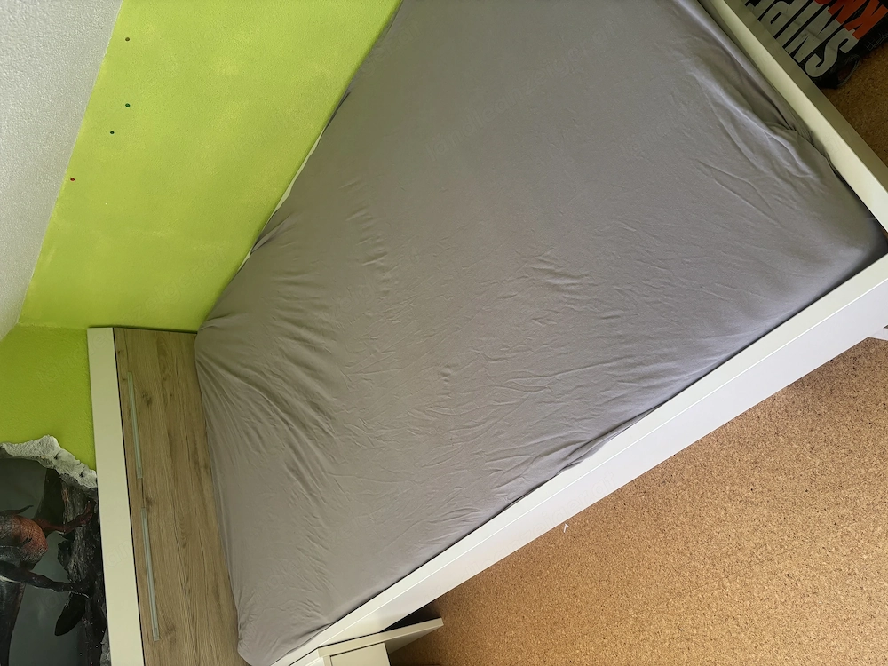 Bett mit nachtkästchen