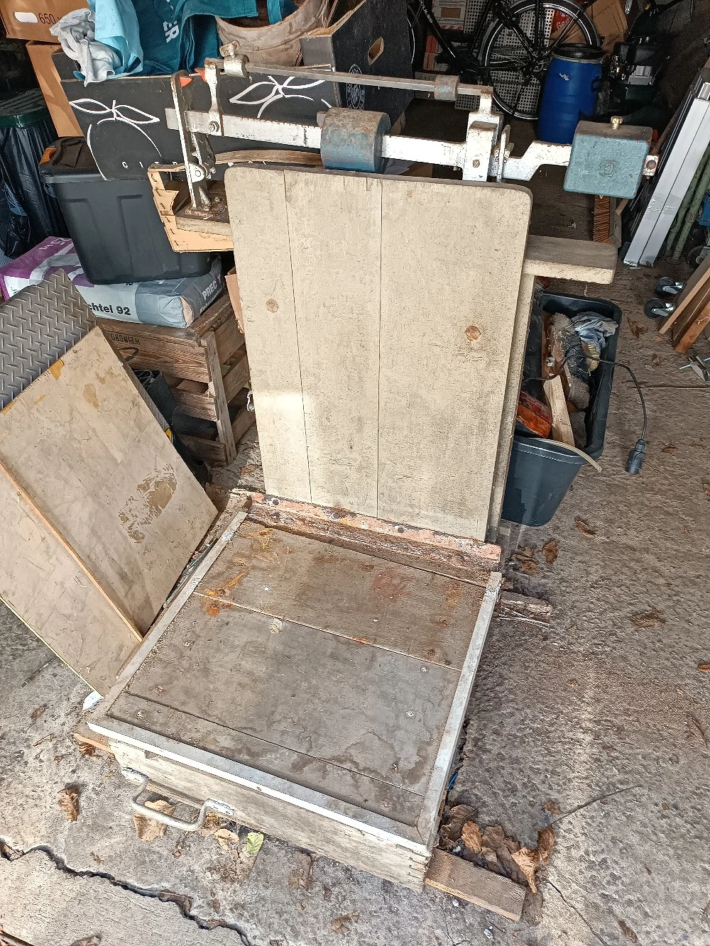 alte Kisten und Sackwaage