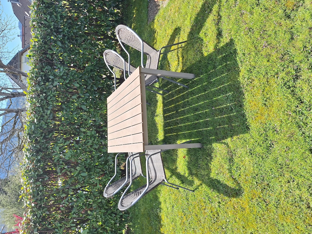 Verkaufe Gartentisch und 4 Stühle