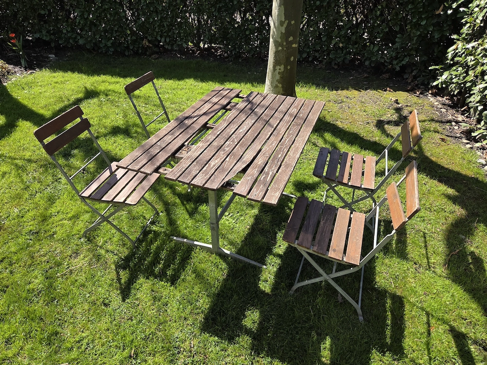 Verkaufe Biergarnitur reparaturbedürftig (Gartentisch, Gartenstühle)