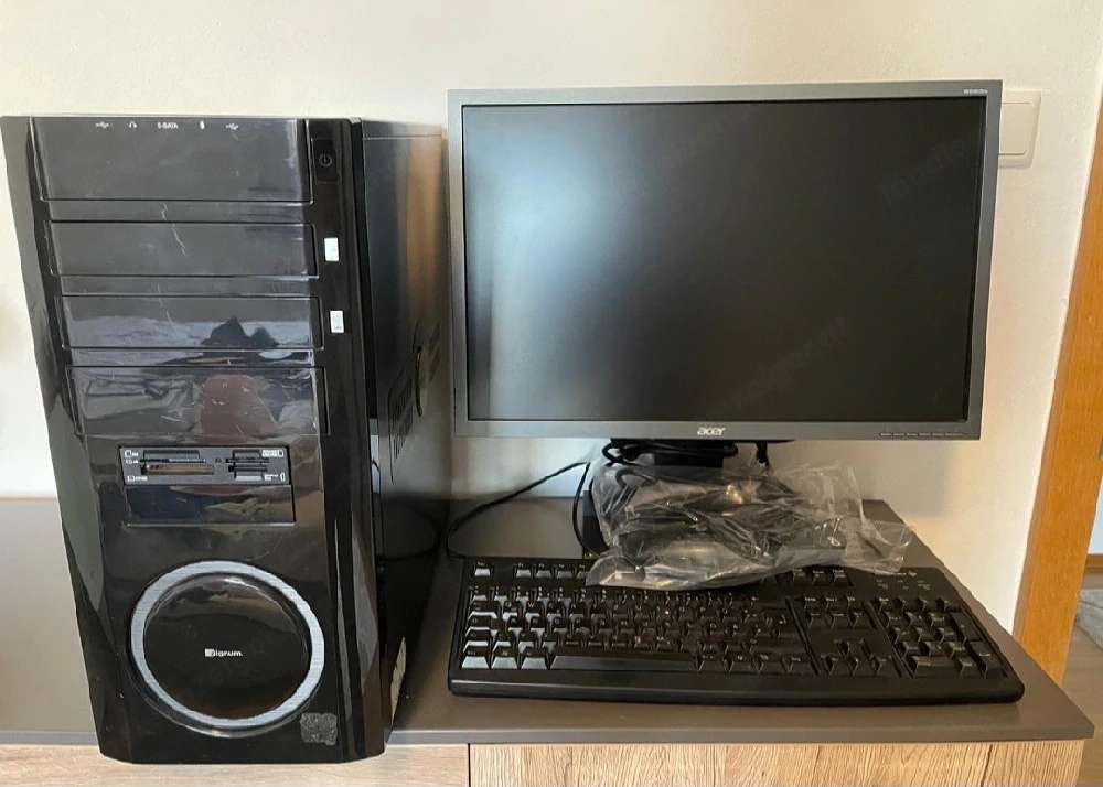 pc mit 2 bildschirme maus und tastatur 