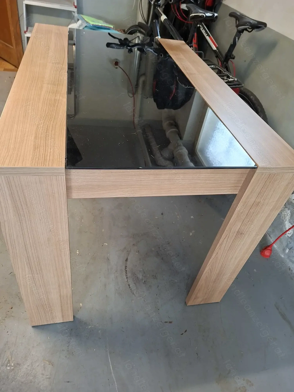 Esstisch mit Glasplatte