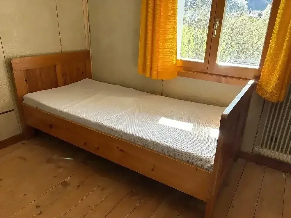 Holzbett schön & alt