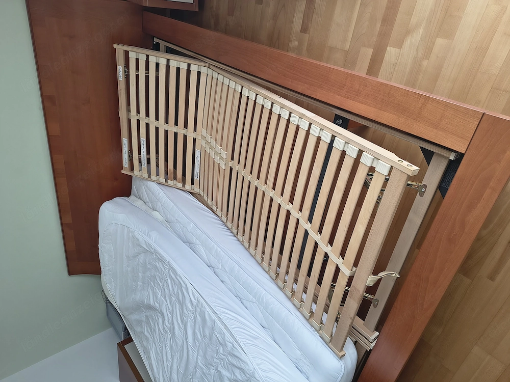 Bett mit 2 Kommoden inkl. Lattenrost evtl. Matratzen 