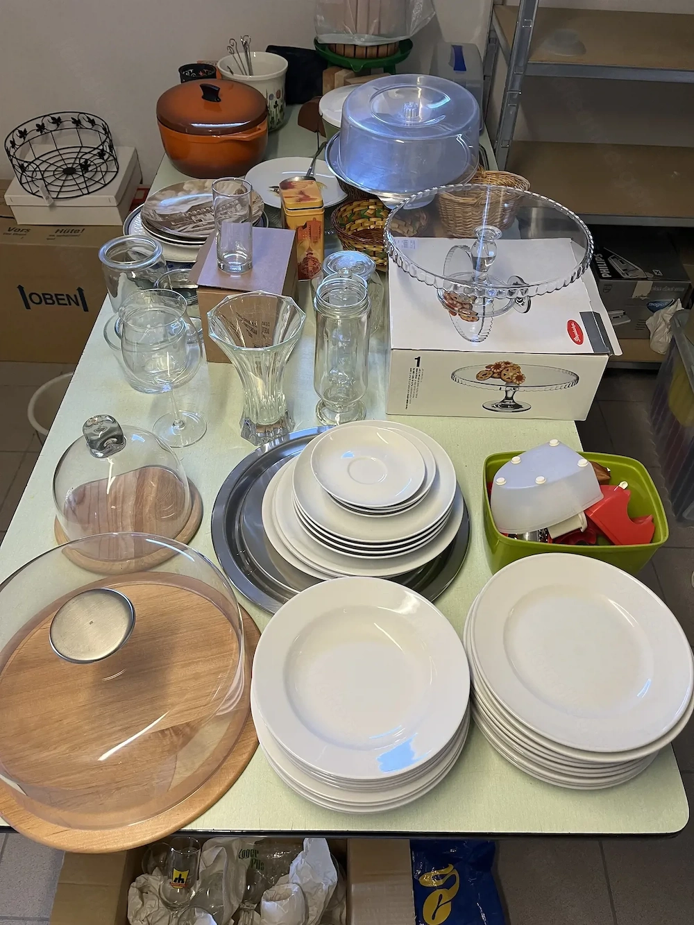 Diverses Geschirr in gutem Zustand