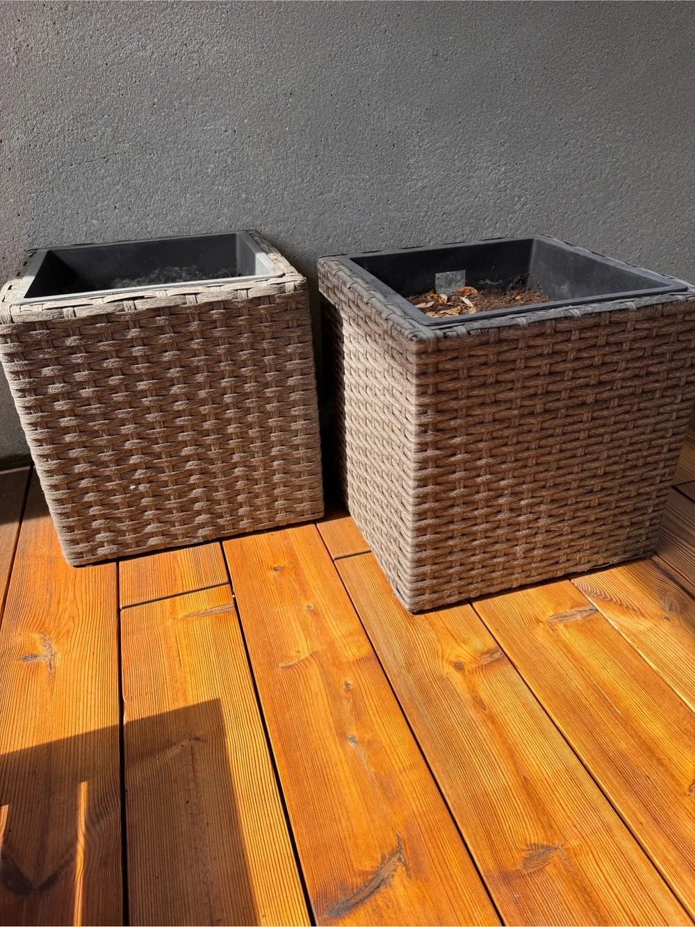 2 Pflanzkisten grau braun Kunstoff Rattan Gratis