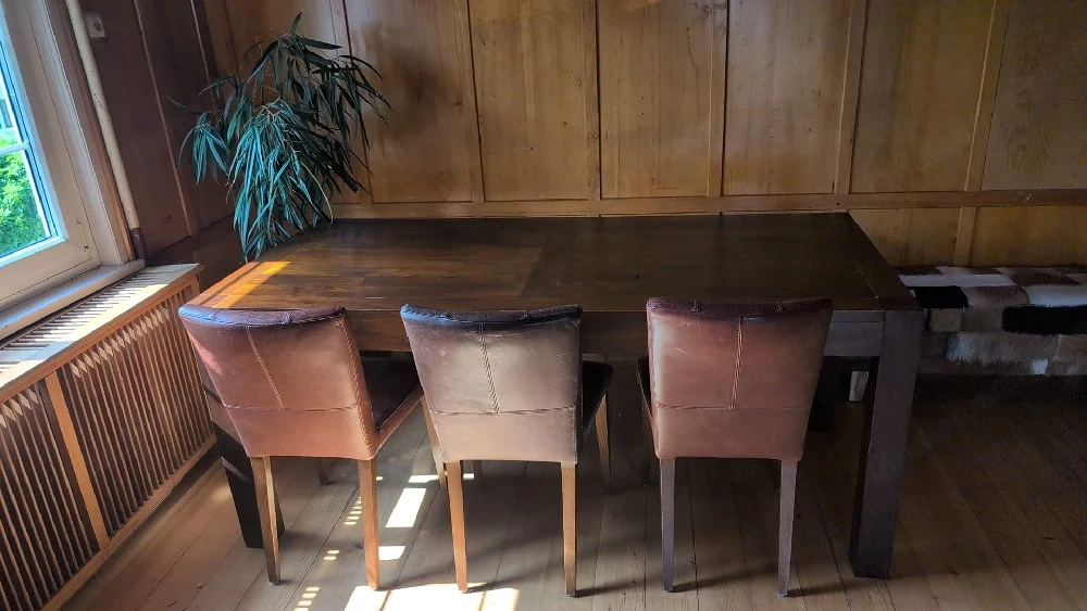 Holztisch Bank und Lederstühle