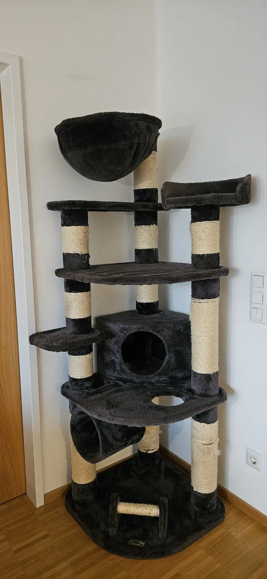 Großer gebrauchter Kratzbaum in gutem Zustand