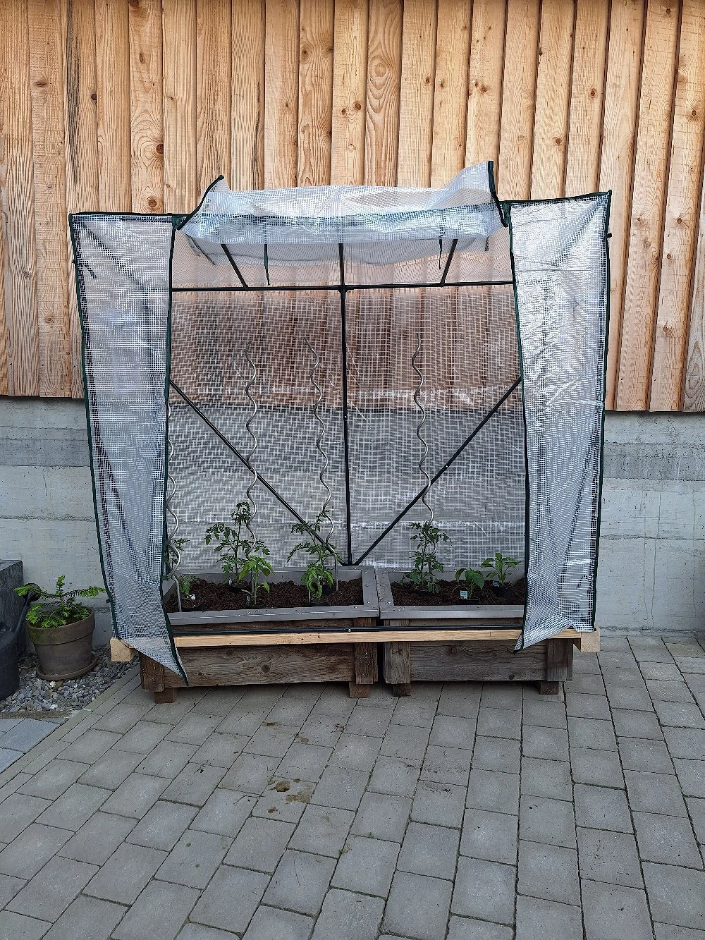 Hochbeete mit Folienhaus