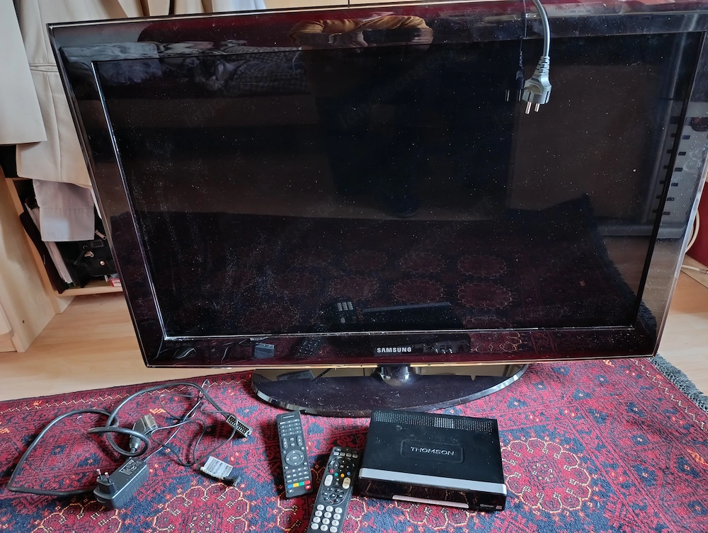 Samsung 40 Zoll LCD-TV komplett mit Thomson digitaler Sat-Receiver