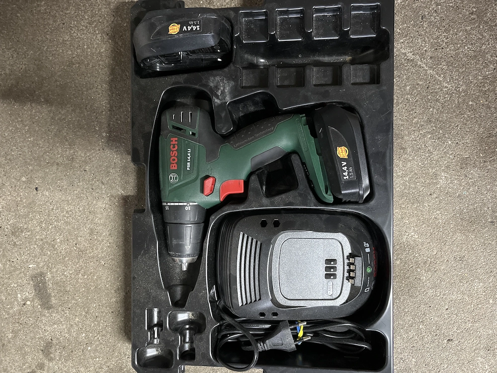 Bosch 14,4V, 1,5Ah Akku (2x) + Ladegerät