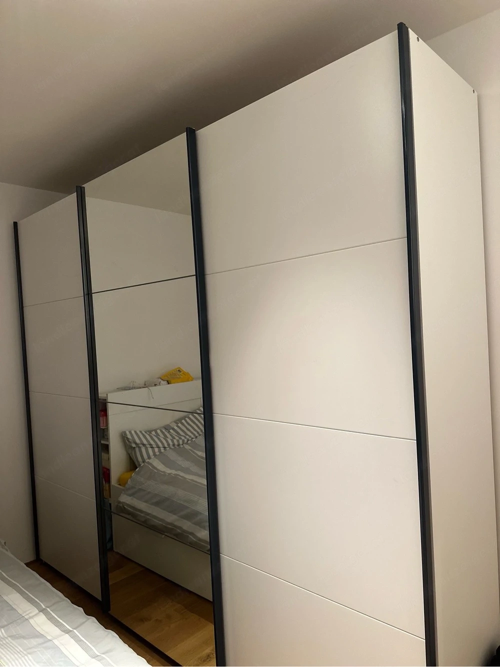 Schwebetürenschrank von XXXLUTZ - wie neu!