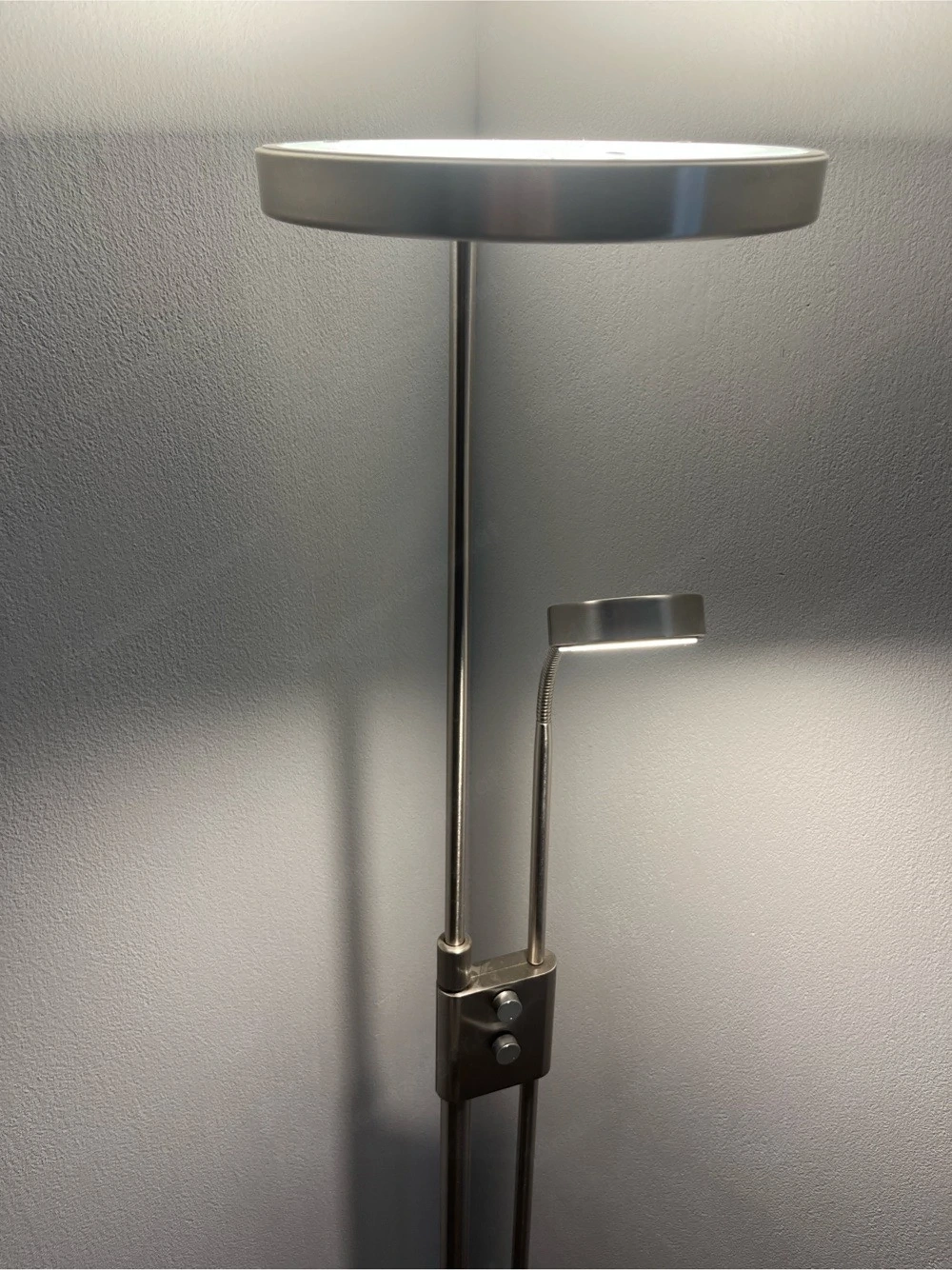 Moderne LED-Stehlampe mit Lesearm   dimmbar   Top Zustand