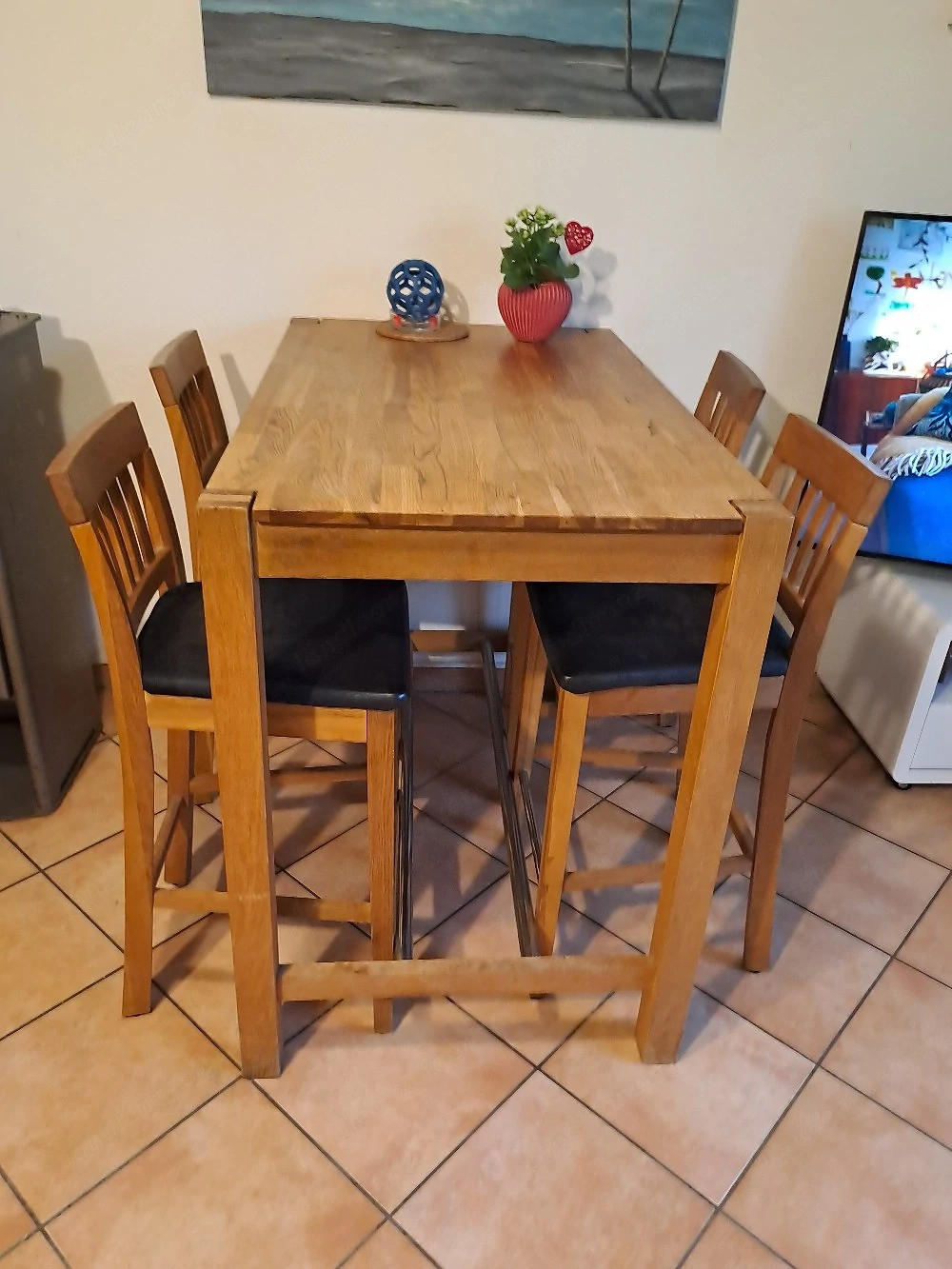 Tisch nit vier Stühlen