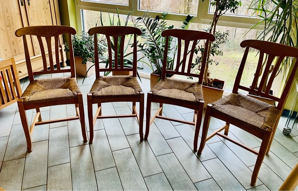 Vier Holzstühle mit Weidengeflecht 