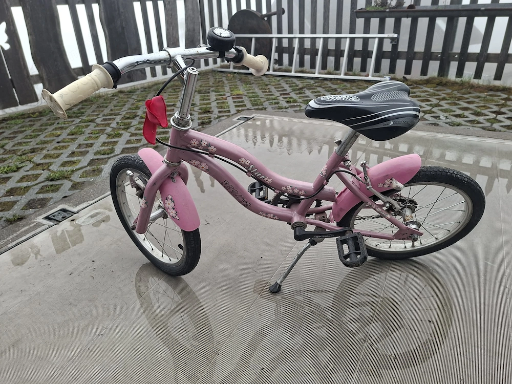 Kinderfahrrad in rosa zu verschenken