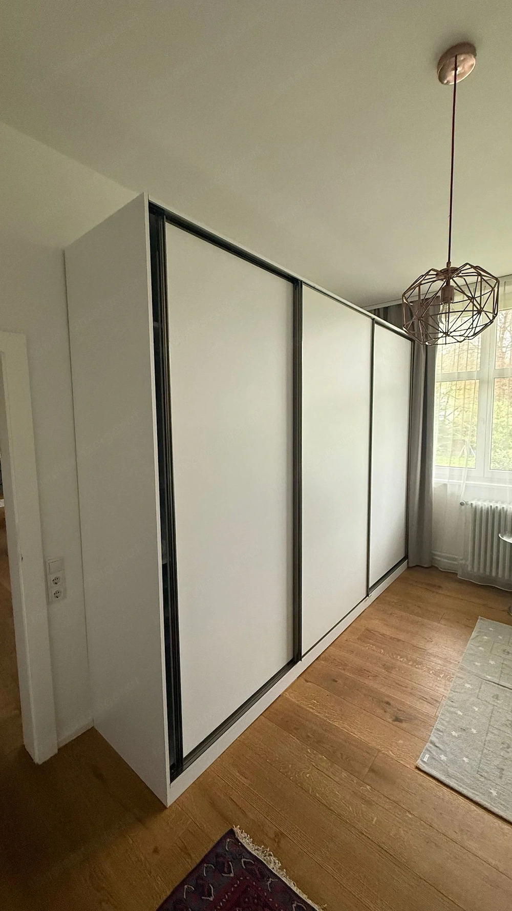 Kleiderschrank mit Schiebetüre, weiss
