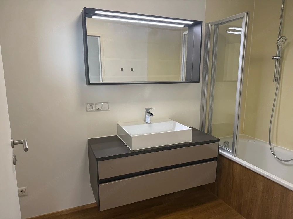 Badezimmerschrank mit Spiegel