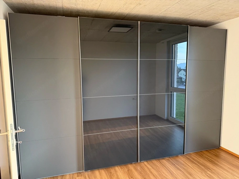 Kleiderschrank mit Schwebetür