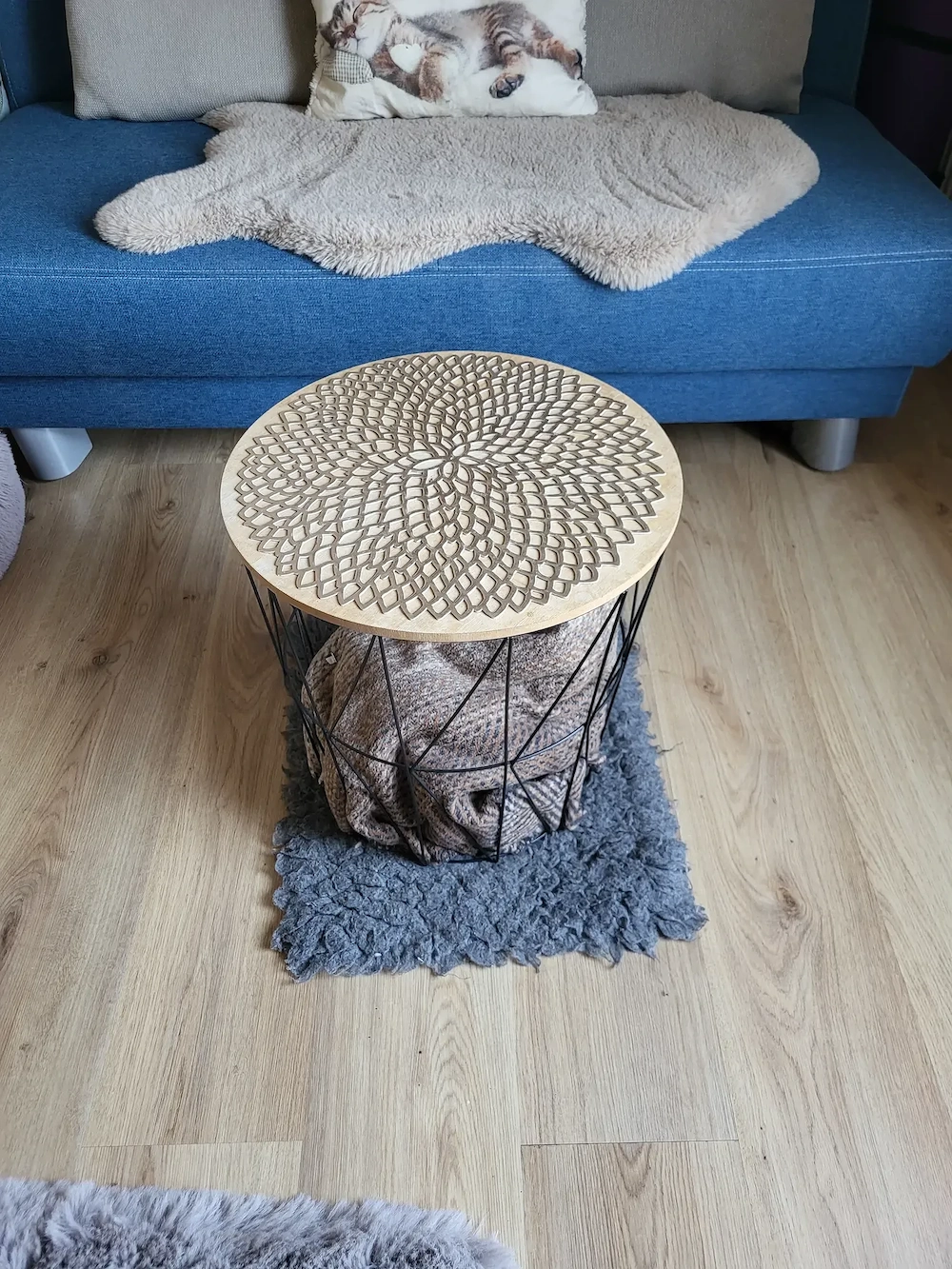 Moderner Beistelltisch mit Stauraum   Holzdeckel & Metallkorb (Boho Industrial)