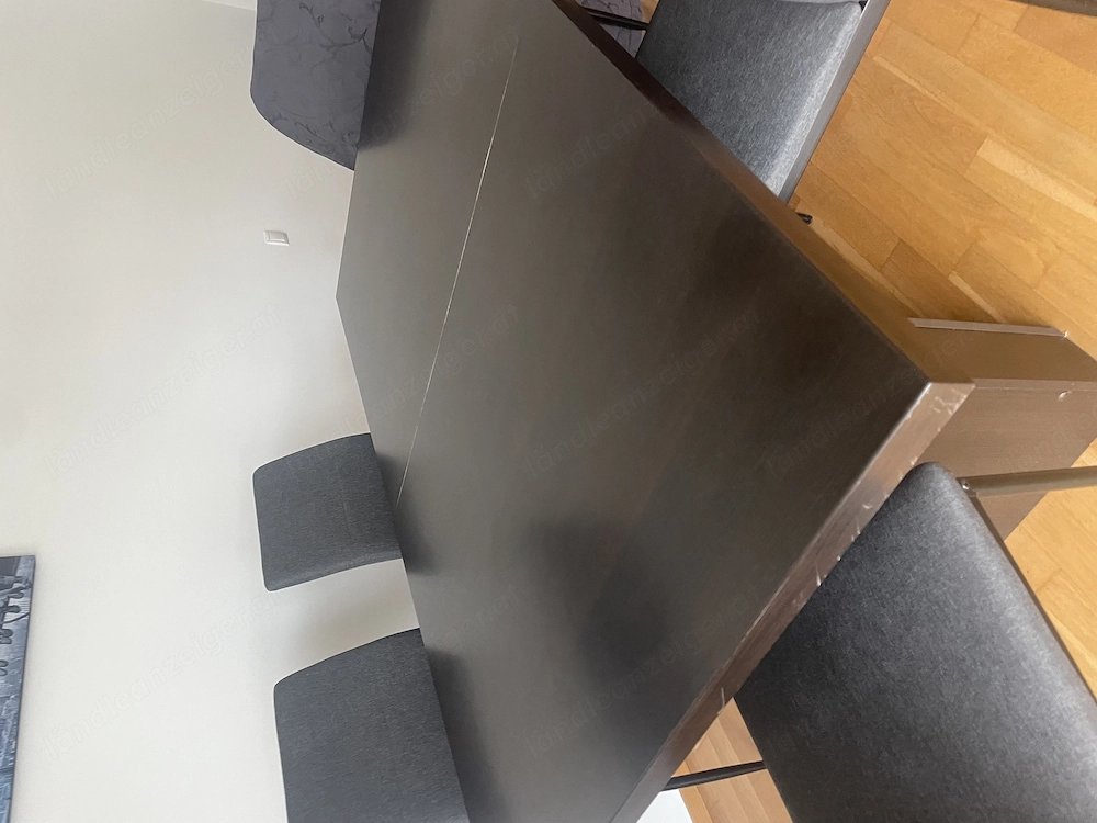 Holztisch mit Gebrauchsspuren