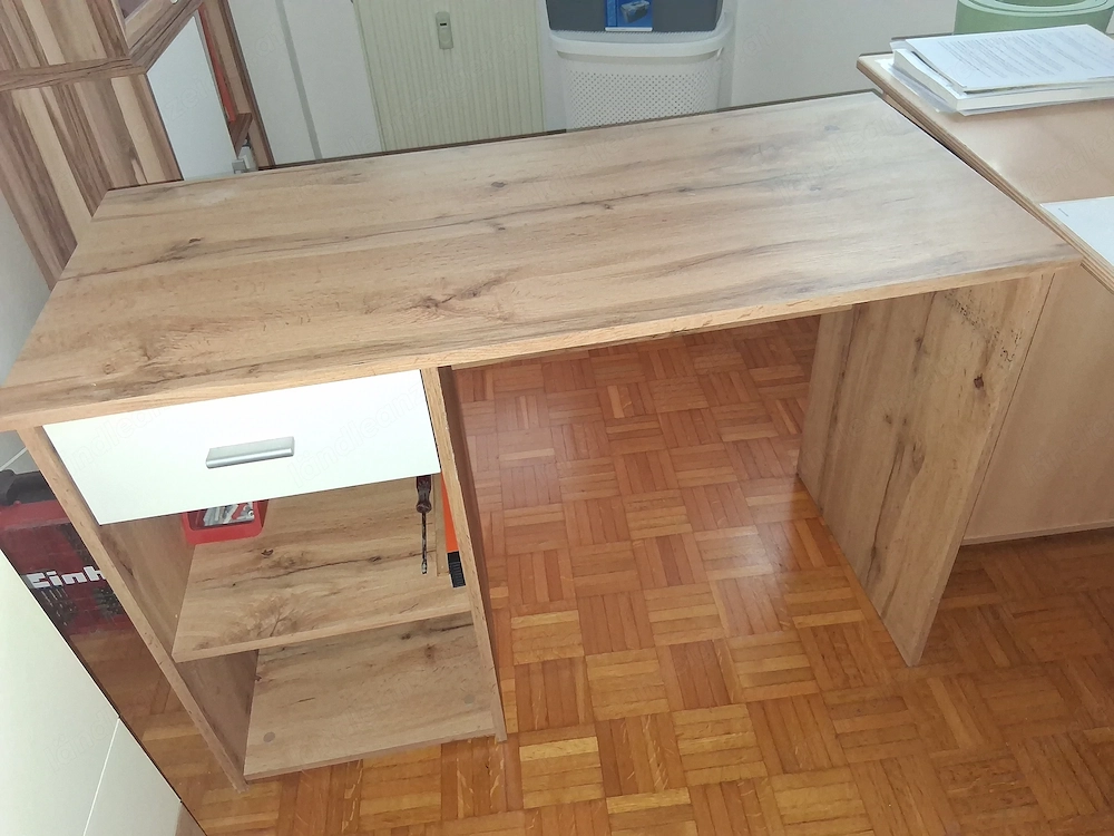 Gut erhaltener Schreibtisch