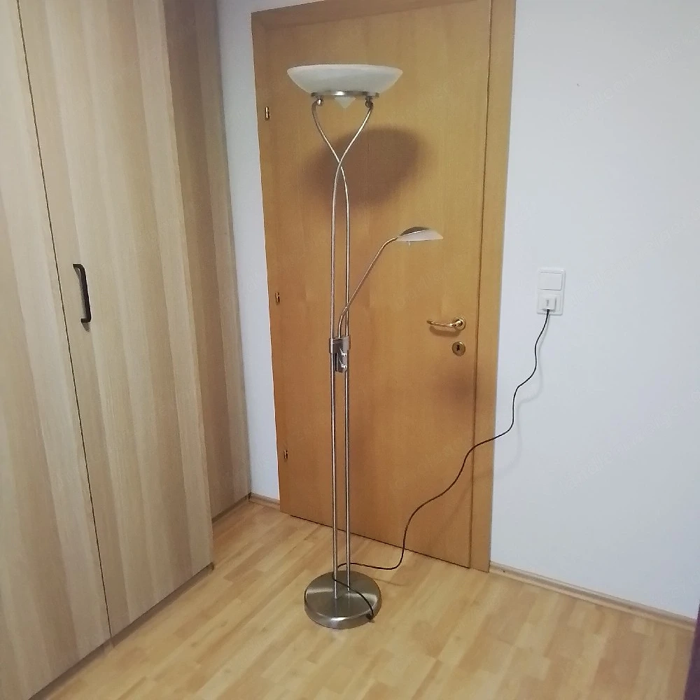 Stehlampe mit Leselicht zu verschenken 