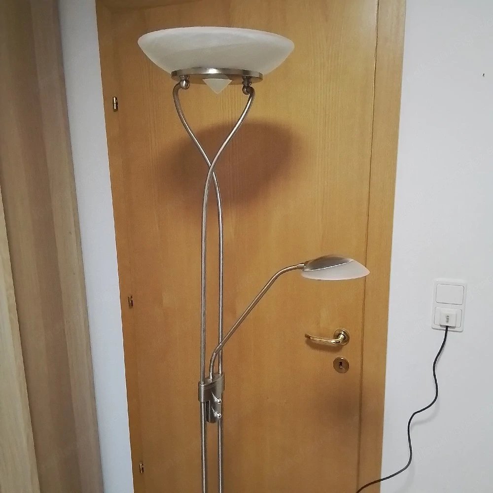 Stehlampe mit Leselicht.