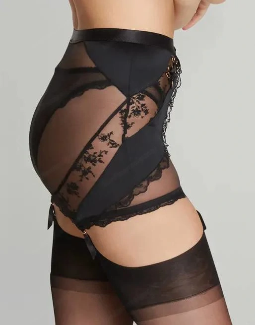 attraktive Dame , 43 Jahre , mit netten Umgangsformen, bietet , ov, gv, av, Rollenspiele, uvm . 