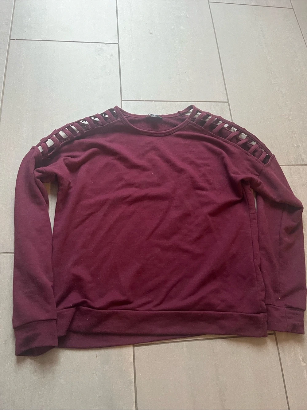 Bordeauxroter Pullover mit Cut-Out Schultern   Größe M