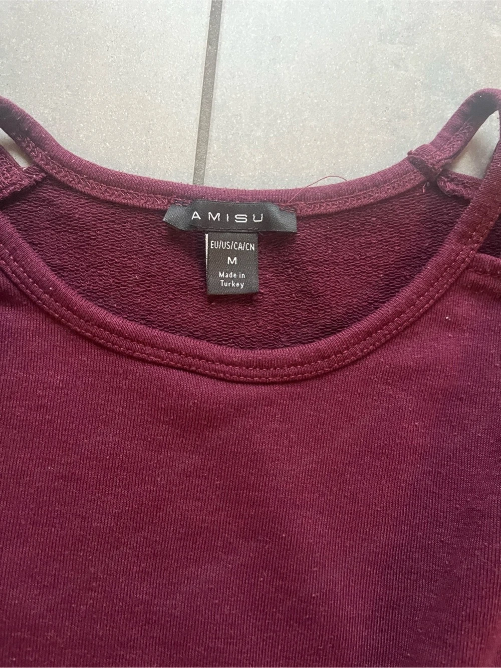 Bordeauxroter Pullover mit Cut-Out Schultern   Größe M
