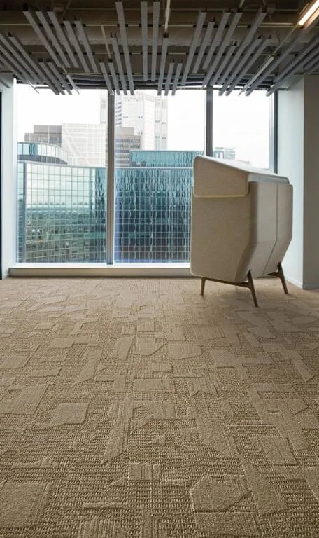 Beige Teppichfliesen, 25 x 100 cm, mit schöner Textur.