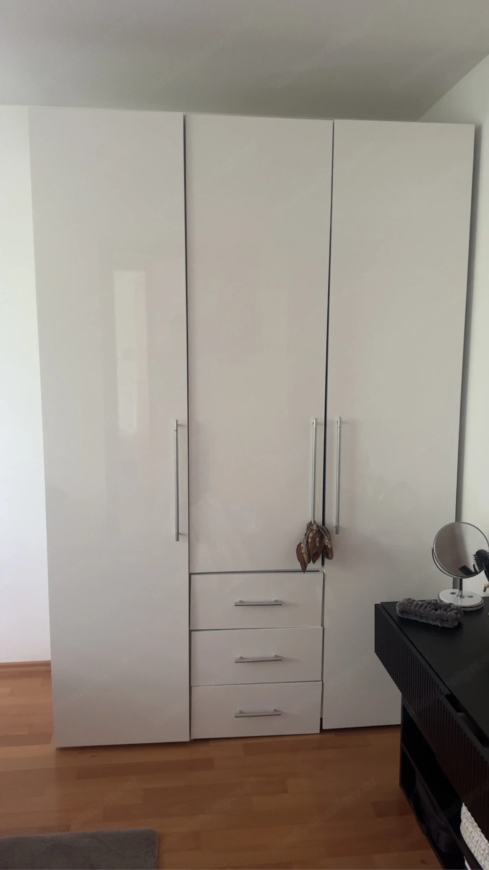 Gut erhaltener Kleiderschrank