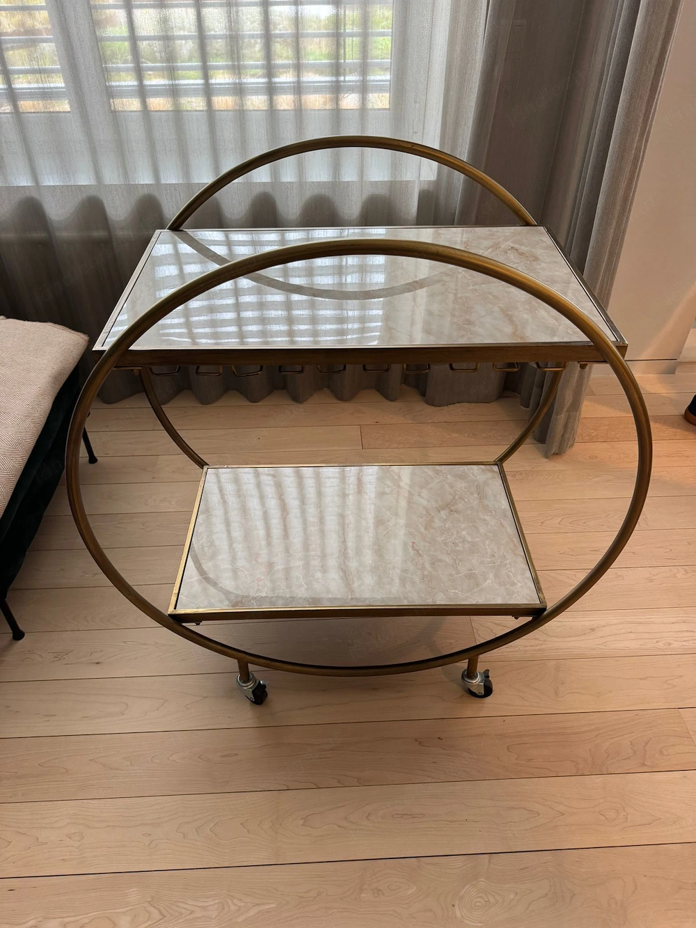 Barwagen Gold mit Marmoroptik & Rollen - im Vintage Stil