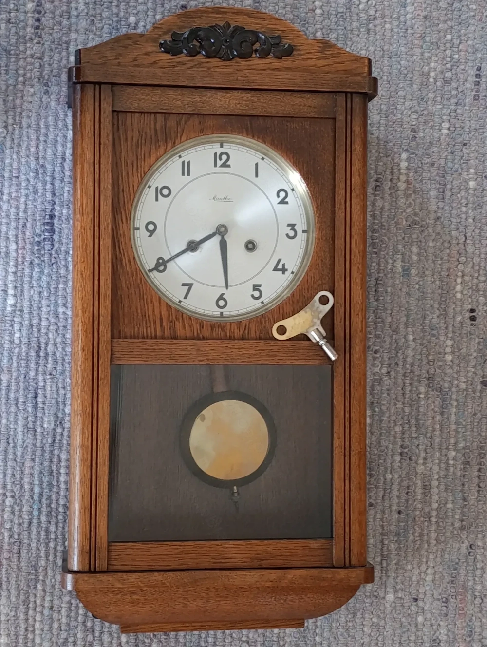 Antike Pendeluhr in gutem Zustand - funktionstüchtig mit Schlüssel