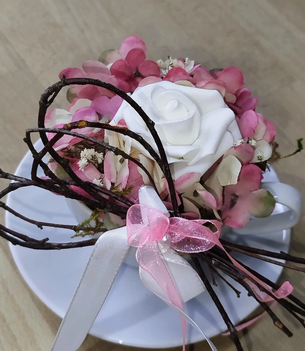 Deko in Tasse mit Blumen neu