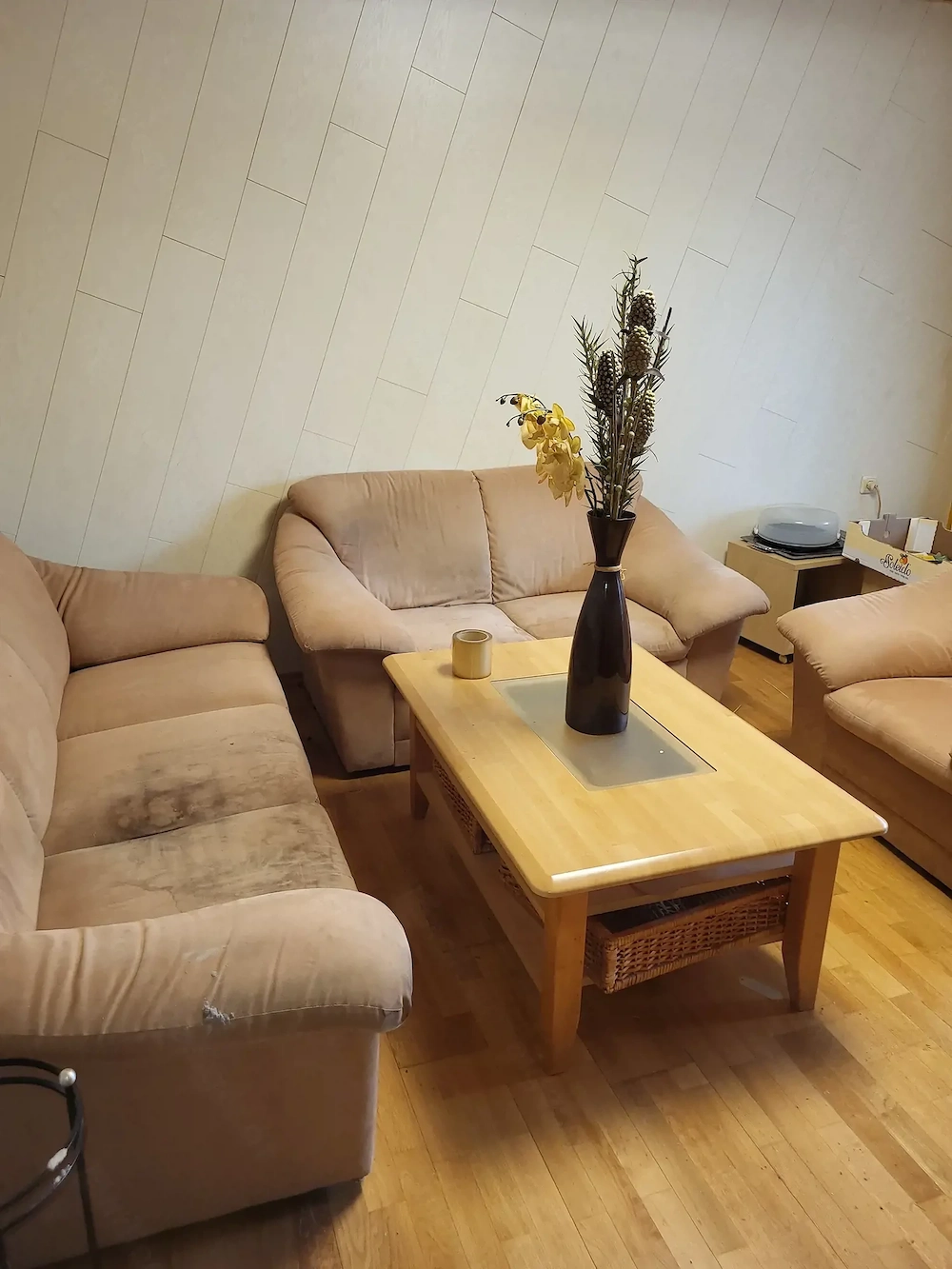 Wohnzimmersitzgarnitur mit Tisch zu verschenken