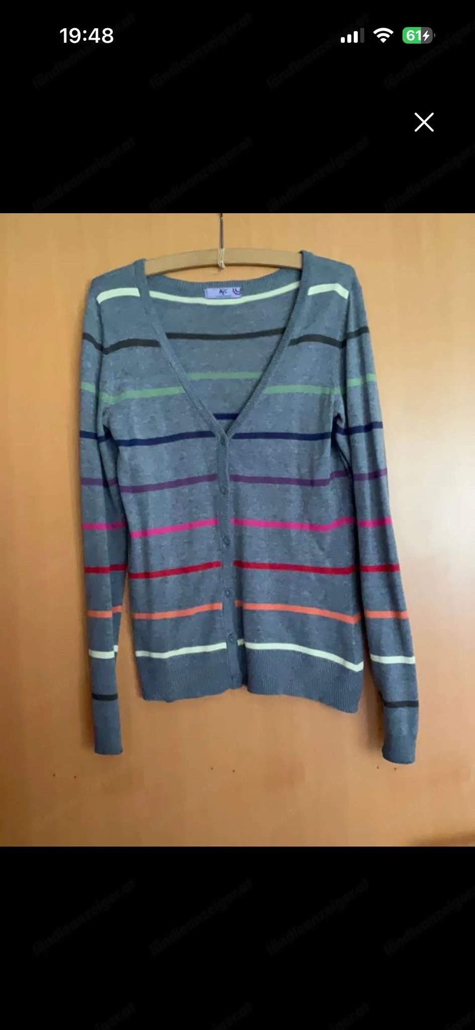 Graue Strickjacke mit bunten Streifen