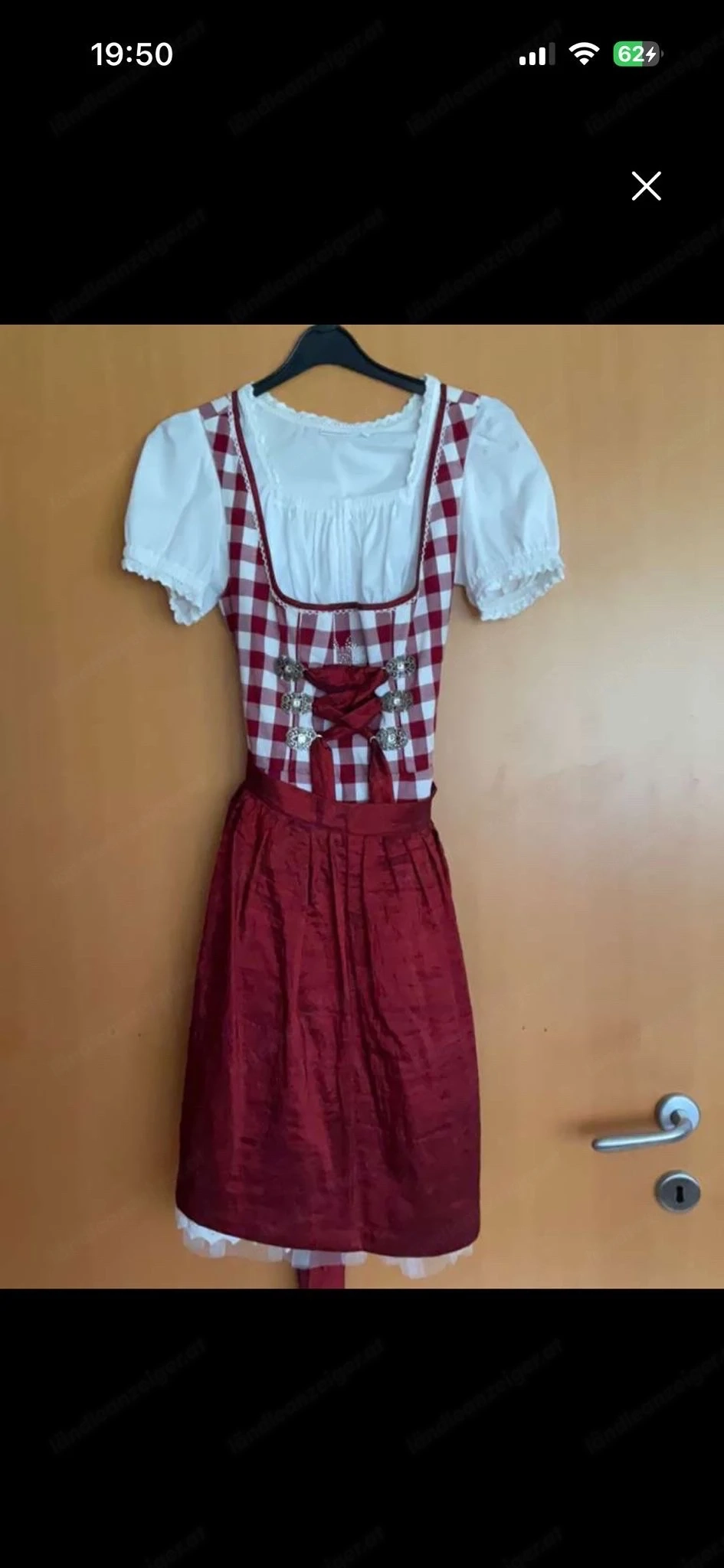 Rotes Dirndl mit Bluse