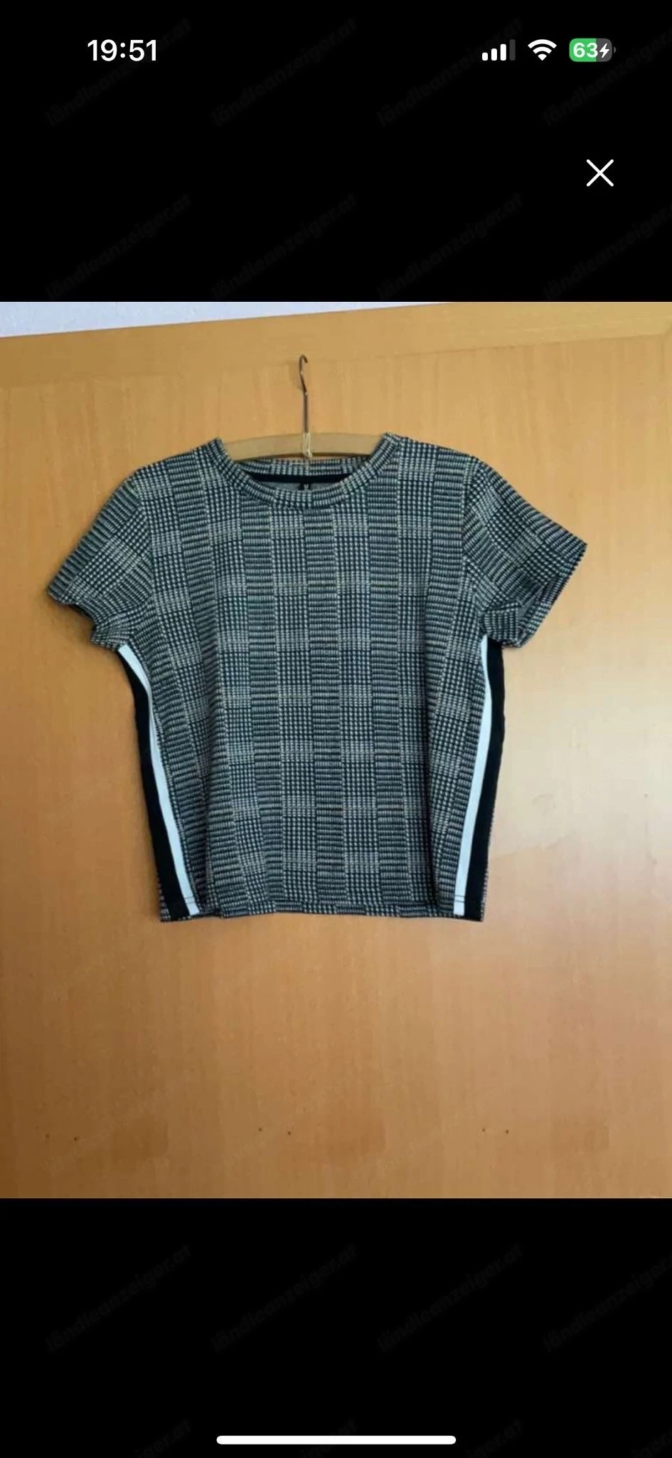 Schwarz-weiß kariertes Tshirt mit schwarzen und weißen Streifen an den Seiten