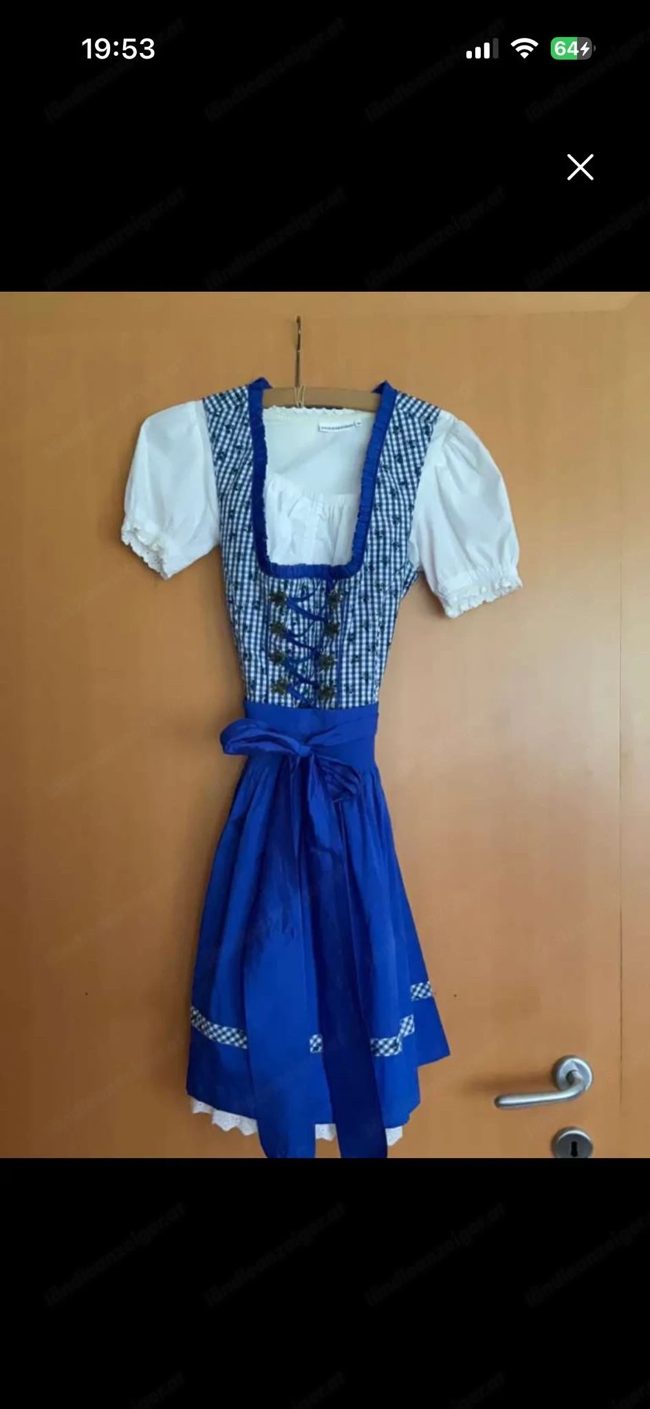 Blaues Dirndl mit Bluse
