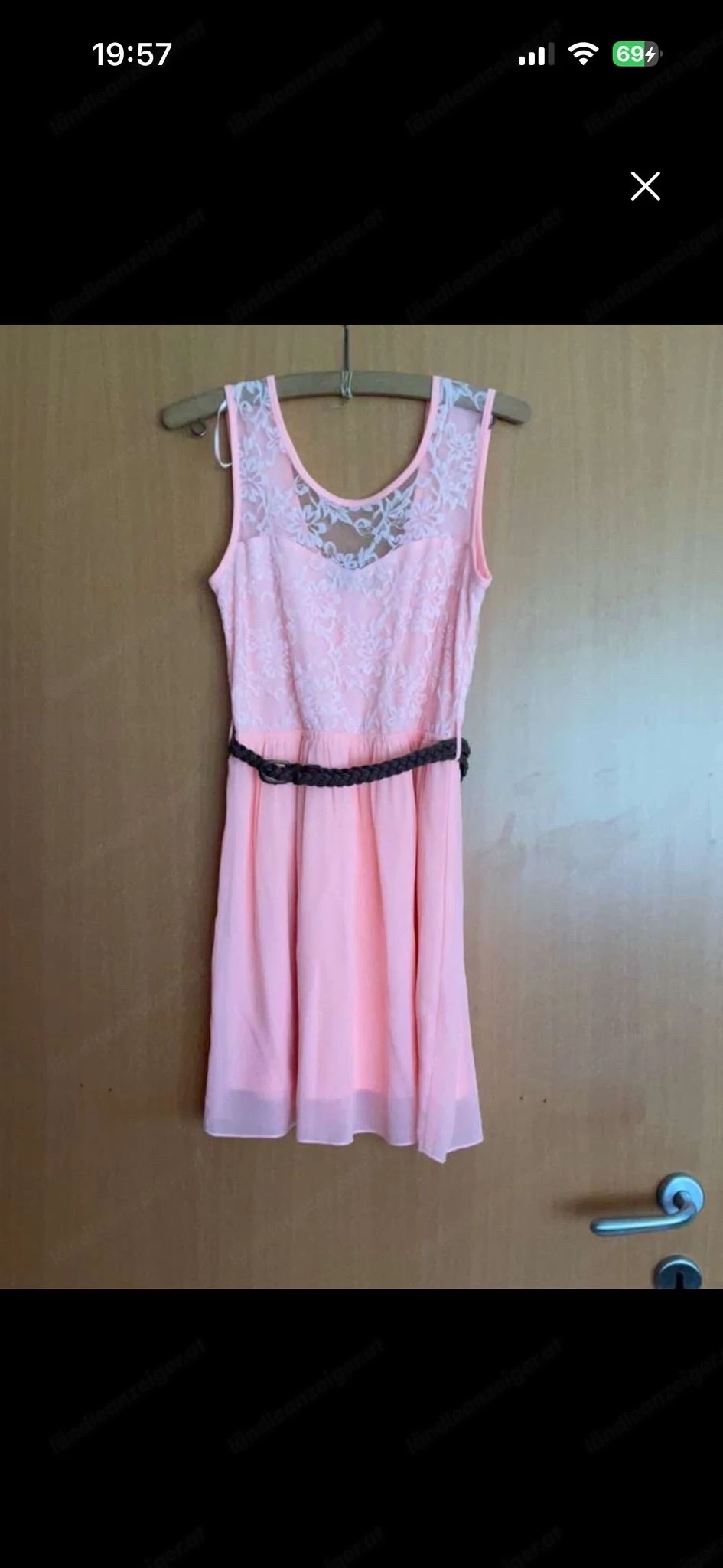 Lachsfarbenes Kleid mit braunem Gürtel