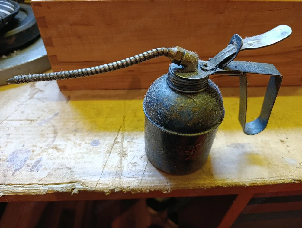 Alte Ölkanne in bestem Zustand