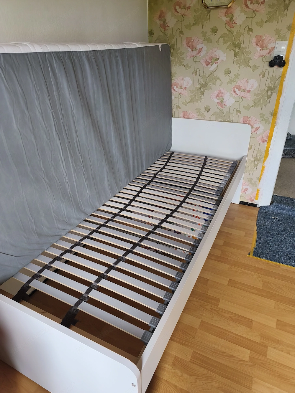 Weisses Bett mit Matratze 