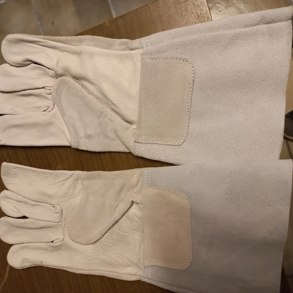 Lederhandschuhe zum Schutz beim Grillen