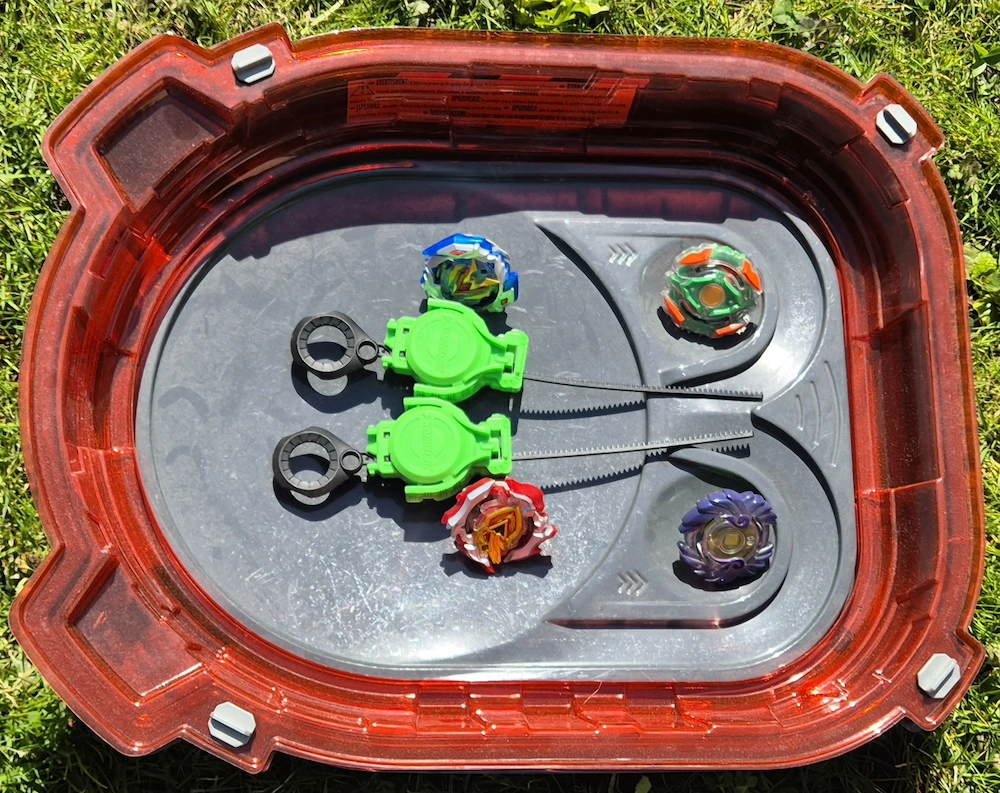 Beyblade Battle Arena + 4x Kreisel + 2x Starter